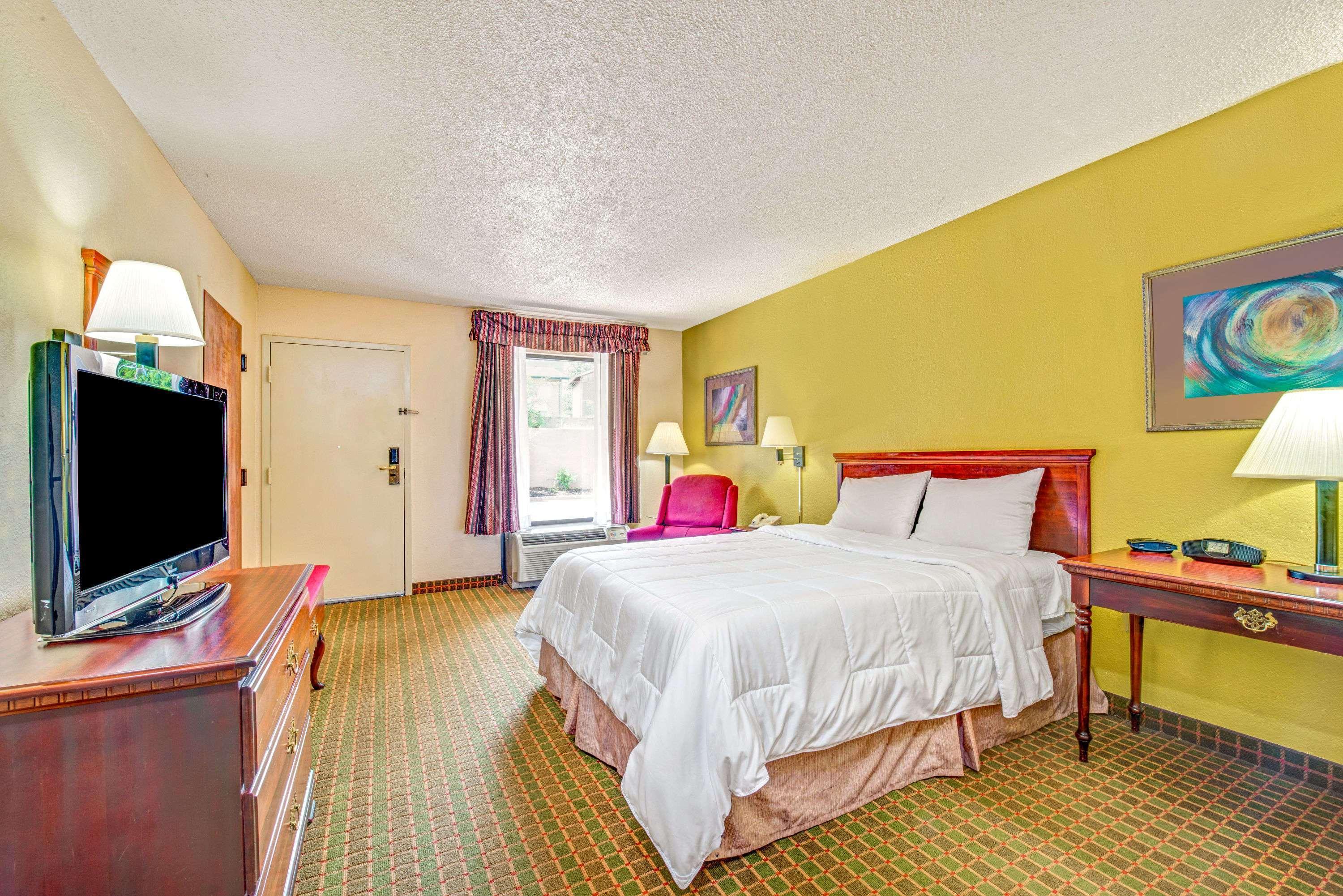 Hotel Baymont By Wyndham Mcdonough Extérieur photo